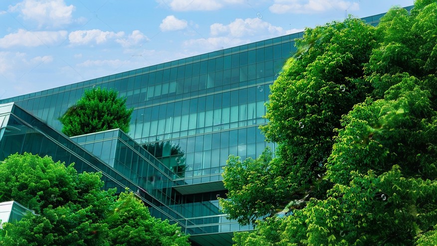 Edificio sostenible con vegetación, demostrando la innovación de empresas constructoras en Costa Rica