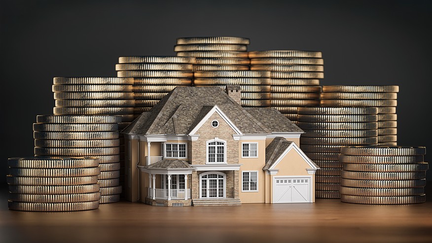 Concepto de inversión y valor a largo plazo en bienes raíces con una casa llave en mano rodeada de pilas de monedas