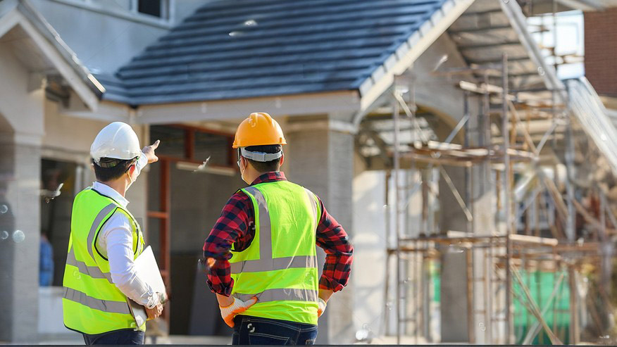 Profesionales de la construcción supervisando la edificación de una casa llave en mano, garantizando calidad y seguridad